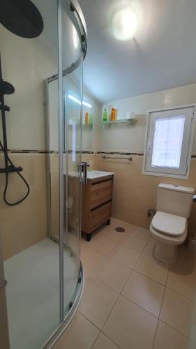 een badkamer met een douche, een toilet en een wastafel bij Ático Magdalena - WIFI in Ferrol