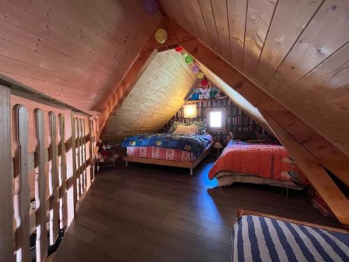 1 dormitorio con 2 camas en un ático en Chalet authentique, en La Salette-Fallavaux