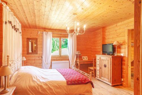 1 dormitorio con 1 cama en una cabaña de madera en Chalet l'Herminette, en Saint-Jorioz