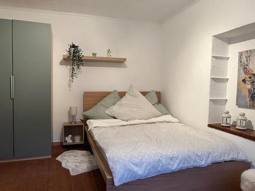 Postel nebo postele na pokoji v ubytování Ferienhaus Moselblick am Kapellchen