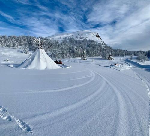 um monte de neve ao lado de uma tenda na neve em Lekker hytte nær sentrum em Beitostøl