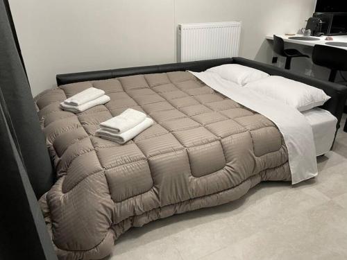 ein großes Bett mit zwei Handtüchern darüber in der Unterkunft Elite Suite with private parking in Kavala