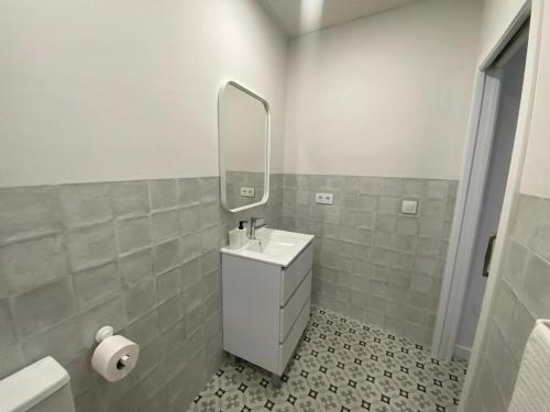 y baño con lavabo y espejo. en Estudio El Soportal de la Plaza, en Daimiel