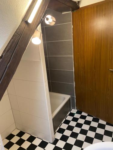Vonios kambarys apgyvendinimo įstaigoje 2 Zimmer Monteur Wohnung DG