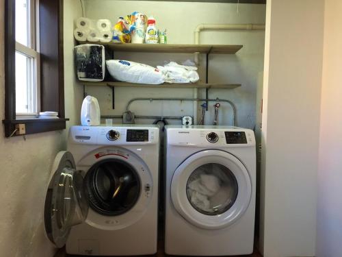 eine Waschmaschine und eine Waschmaschine im Zimmer in der Unterkunft Turn Of The Century Gem On The Park, Downtn Str576 in Salida
