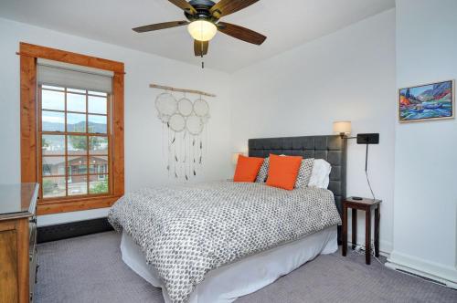 1 dormitorio con 1 cama y ventilador de techo en Salida Terrace House Str#447, en Salida