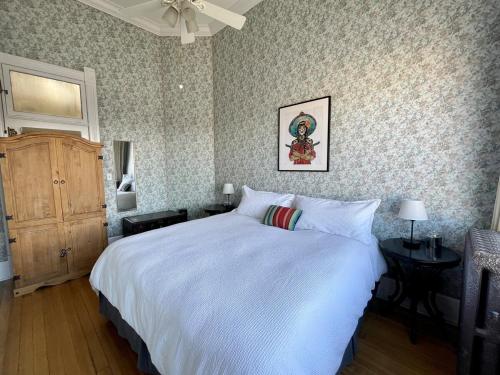 um quarto com uma grande cama branca num quarto em Heidi's Place, Downtown Salida em Salida