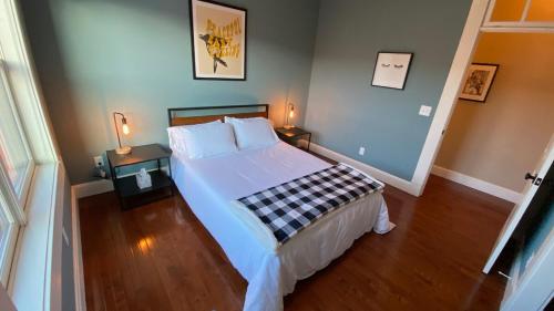 1 dormitorio con 1 cama y 2 mesas con lámparas en Ednas Place, Downtown Salida, en Salida