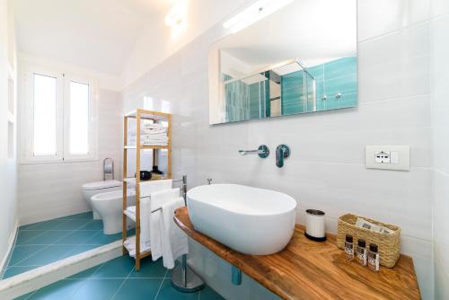 een badkamer met een wastafel en een toilet bij L'Antico Portone B&B in Palinuro