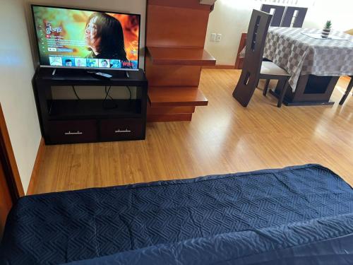 TV/trung tâm giải trí tại Departamento de 2 habitaciones amoblado en urbanización privada