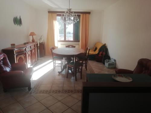 - un salon avec une table et des chaises ainsi qu'une salle à manger dans l'établissement Casa Giovanna, à Venturina Terme