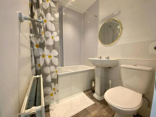 Ванна кімната в 64 Bath Road - ground floor