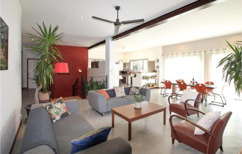un salon avec des canapés, des chaises et une table dans l'établissement Beautiful Home In Montbrison-Sur-Lez, à Montbrison-sur-Lez
