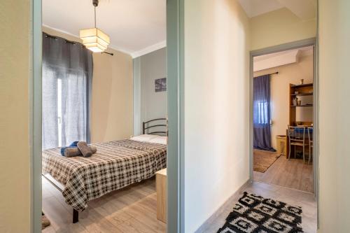 - une petite chambre avec un lit et une fenêtre dans l'établissement T’ Giorgio Apartment, à Thessalonique