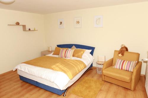 a bedroom with a bed and a chair at Pri Fiškušu in Duga Resa