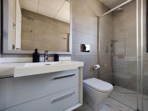 La salle de bains est pourvue d'un lavabo, de toilettes et d'une douche. dans l'établissement SUNSET DRIVE superb apartment, à Benidorm