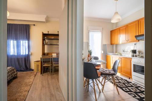 - une cuisine avec une table et des chaises dans la chambre dans l'établissement T’ Giorgio Apartment, à Thessalonique