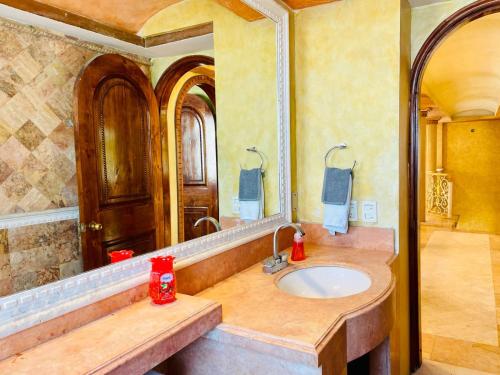 y baño con lavabo y espejo. en Luxury’s house, en Puerto Peñasco