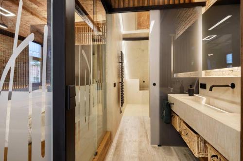 La salle de bains est pourvue d'un lavabo et d'une douche. dans l'établissement CAN JAUME 1921 Plaza Perpinyà ,21, à Banyoles