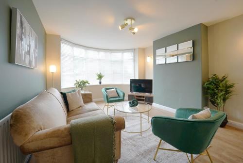 - un salon avec un canapé et deux chaises dans l'établissement Stunning luxury 3 bed house with garden in North Leeds, à Moortown