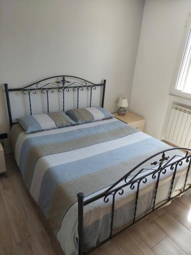 1 dormitorio con 1 cama grande con marco de metal en Terrazza 44 en Lecce