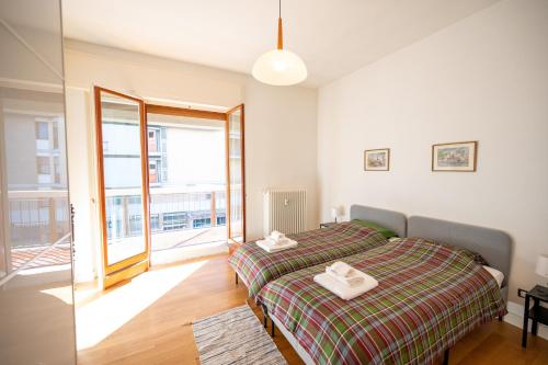 um quarto com uma cama e uma grande janela em Sunny Park Residence em Florença