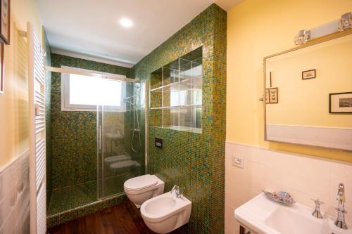 uma casa de banho com um chuveiro, um WC e um lavatório. em Sunny Park Residence em Florença