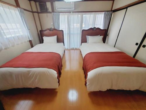 twee bedden naast elkaar in een kamer bij Corp Temma - Vacation STAY 08268v in Takayama