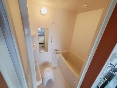 een badkamer met een bad, een toilet en een wastafel bij Corp Temma - Vacation STAY 08268v in Takayama