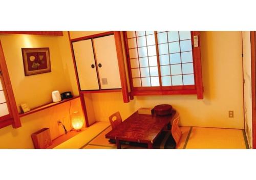 Nara Ryokan - Vacation STAY 49547v في نارا: غرفة طعام مع طاولة ونافذة