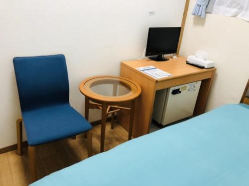 Cette chambre comprend un bureau, une chaise et un ordinateur. dans l'établissement Ishigakijima no Sudomari Orihimeno Yado - Vacation STAY 68049v, à Ishigaki
