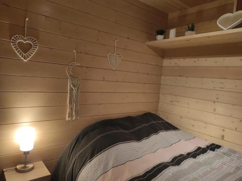 una camera con un letto in una cabina di legno di Chalet le Petit Coeur a Xonrupt-Longemer