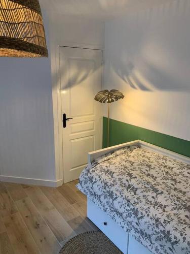 - une chambre avec un lit et une porte blanche dans l'établissement Nantes Bouffay STUDIO Les machines de l'île, à Nantes