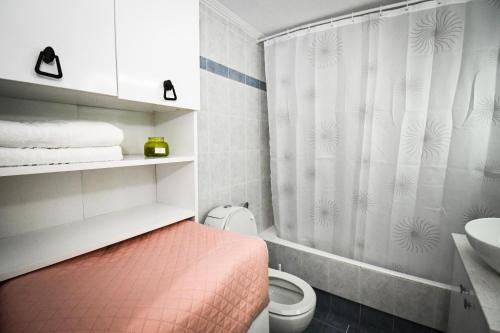 uma casa de banho com uma cama e uma cortina de chuveiro em Joyia's Apartment em Zakynthos