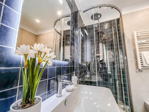 een badkamer met een wastafel en een spiegel bij Casa 3 Santi, your contemporary home in Rome in Rome