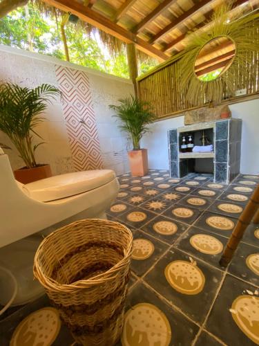 聖瑪爾塔的住宿－Salvia Madre，一间带卫生间的浴室和一个带饼干的地板