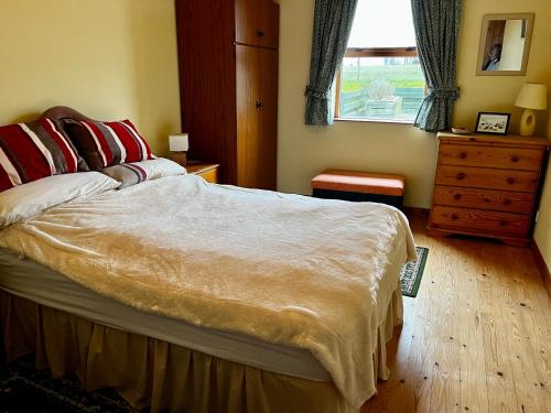 LaurencekirkにあるBloomfield Steadingのベッドルーム1室(ベッド1台、ドレッサー、窓付)