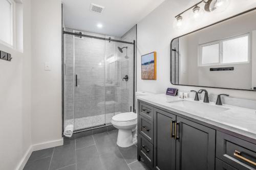 Scottsdale Modern في سكوتسديل: حمام مع مرحاض ومغسلة ودش