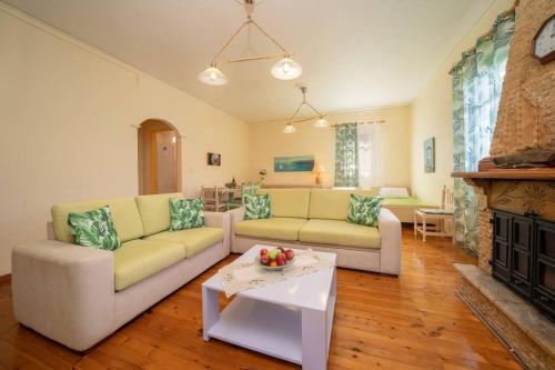 Un lugar para sentarse en House of Hapiness in Assos