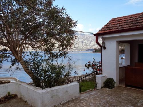 ein Haus mit Blick auf einen Wasserkörper in der Unterkunft Sunny Bay House in Kotor