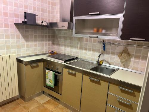 uma pequena cozinha com um lavatório e um micro-ondas em RG HOUSE em Trani