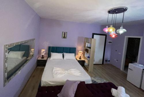 1 dormitorio con 2 camas y un espejo grande en Center Tirana Apartments, en Tirana
