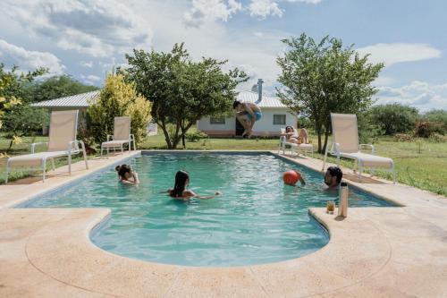 un grupo de personas nadando en una piscina en Las Moras Del Manantial en Termas de Río Hondo