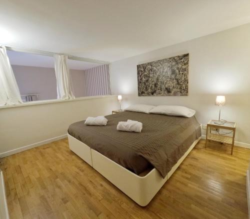 A bed or beds in a room at Navona Gold Apartment