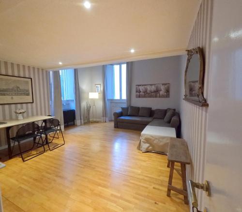 A seating area at Navona Gold Apartment