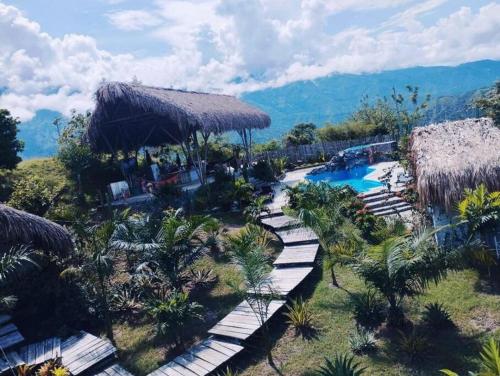uma vista aérea de um resort com uma piscina em finca playa seca em Santa Fe de Antioquia