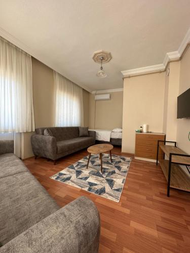 BEŞ YILDIZ APART في طرابزون: غرفة معيشة مع أريكة وطاولة