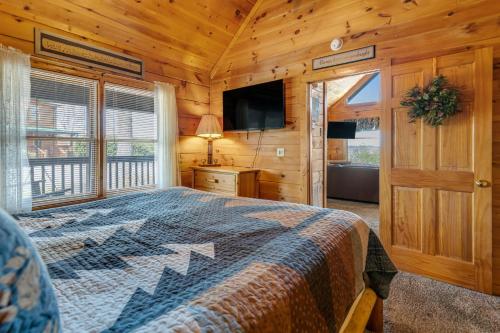 Dormitorio con cama y TV en una cabina en Snuggle Bear Hideaway, en Pigeon Forge