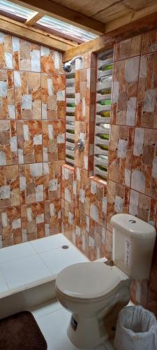 Un baño de Hostal Doña Clarita Inn