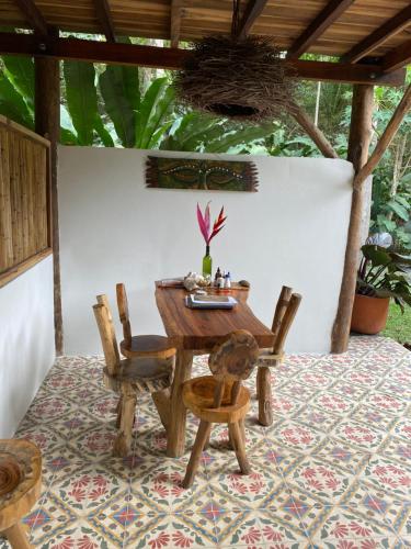 una mesa de madera y sillas en un patio en Salvia Madre, en Santa Marta